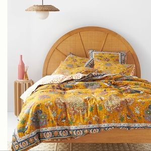 New w/ tags Anthropologie king size duvet with 2 king shams.